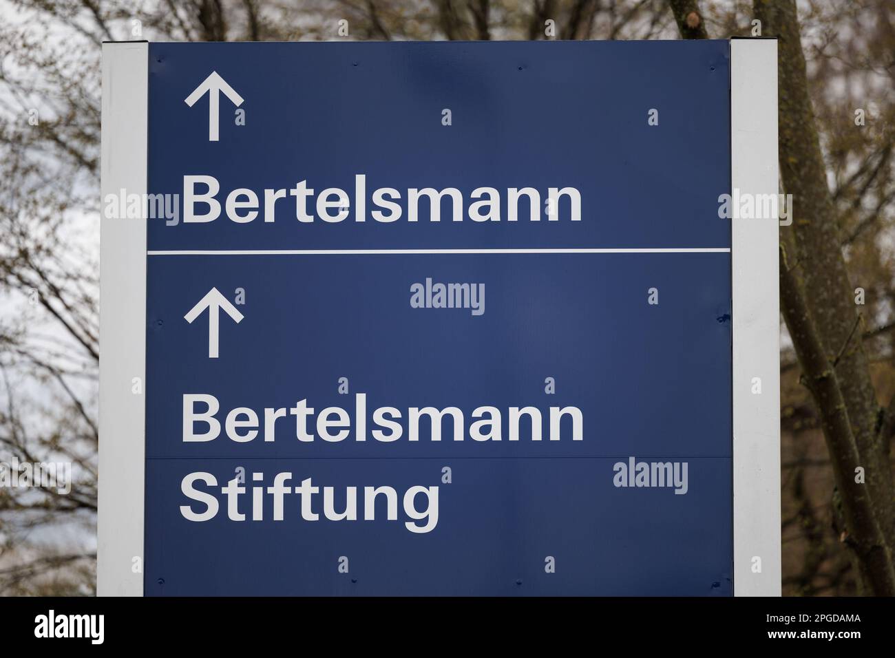 22 marzo 2023, Renania settentrionale-Vestfalia, Gütersloh: Vista di un cartello «Bertelsmann» o «Bertelsmann Stiftung» in vista della conferenza stampa annuale di Bertelsmann Stiftung. L'attenzione si concentra sull'anno passato e sulle priorità per il 2023. Foto: Friso Gentsch/dpa Foto Stock