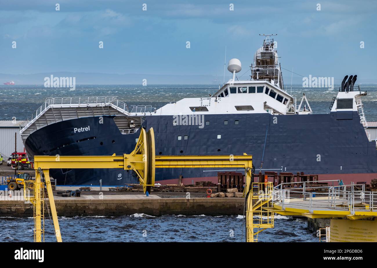 Leith Harbour, Edimburgo, Scozia, Regno Unito, 22nd marzo 2023. Elenco delle navi Petrel a 45 gradi: La Petrel, una nave da ricerca, è stata acquistata e attrezzata dal defunto co-fondatore di Microsoft Paul Allen. Forti venti hanno giocato un ruolo nel disalloggio mentre in Dales Marine dry dock. Sono presenti veicoli di emergenza. Credit: Sally Anderson/Alamy Live News Foto Stock