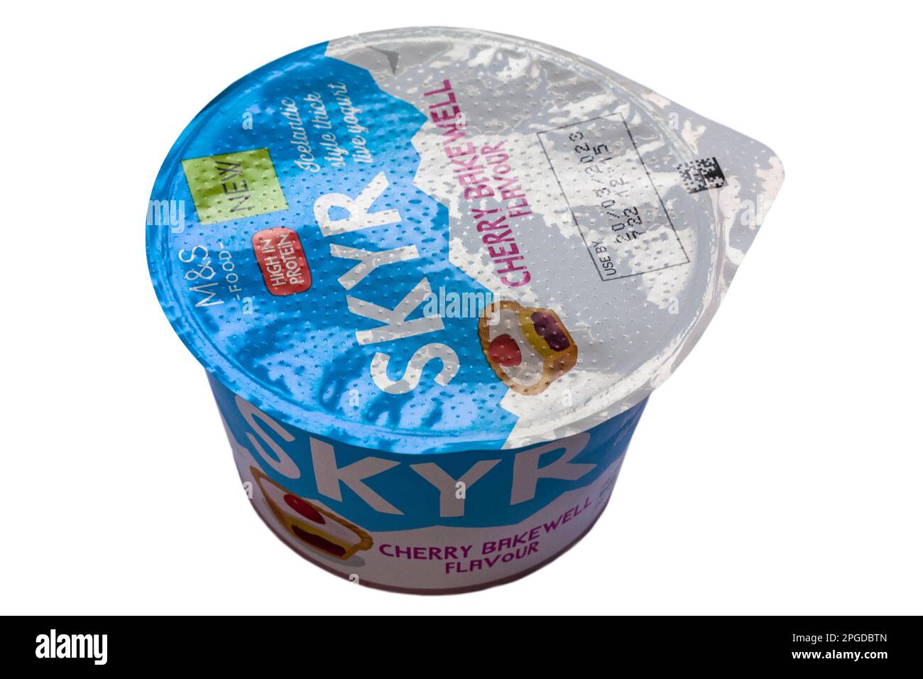 Vasetto di M&S Skyr Cherry Bakewell Flavor yogurt stile islandese spesso yogurt ad alto contenuto proteico isolato su sfondo bianco Foto Stock