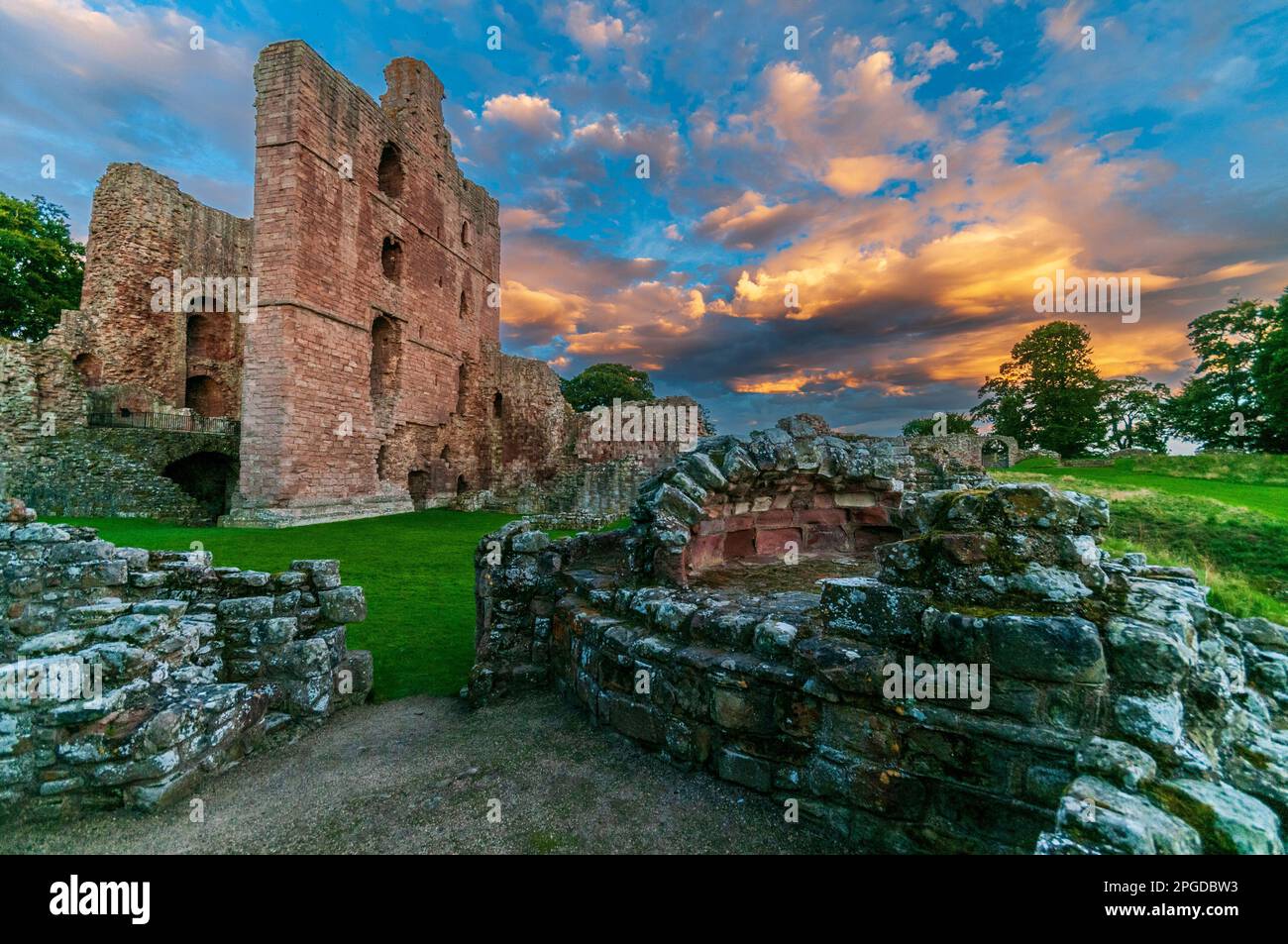 Il castello di Norham uno dei più importanti dei castelli di confine è stato costruito nel 1121 dai Vescovi di Durham una lunga e turbolenta storia ha visto molte famose Foto Stock