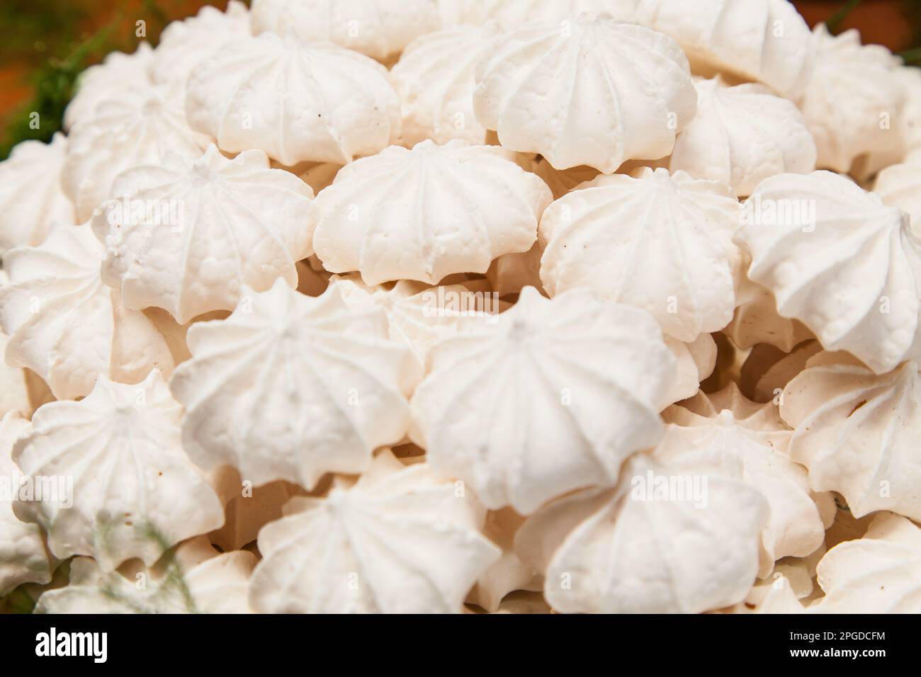 Primo piano del piatto con i biscotti bianchi Meringue Foto Stock