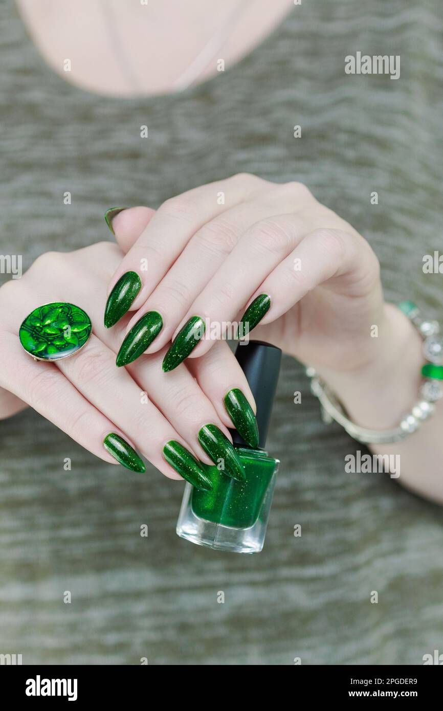 Mano di donna con unghie lunghe e smalto verde Foto stock - Alamy
