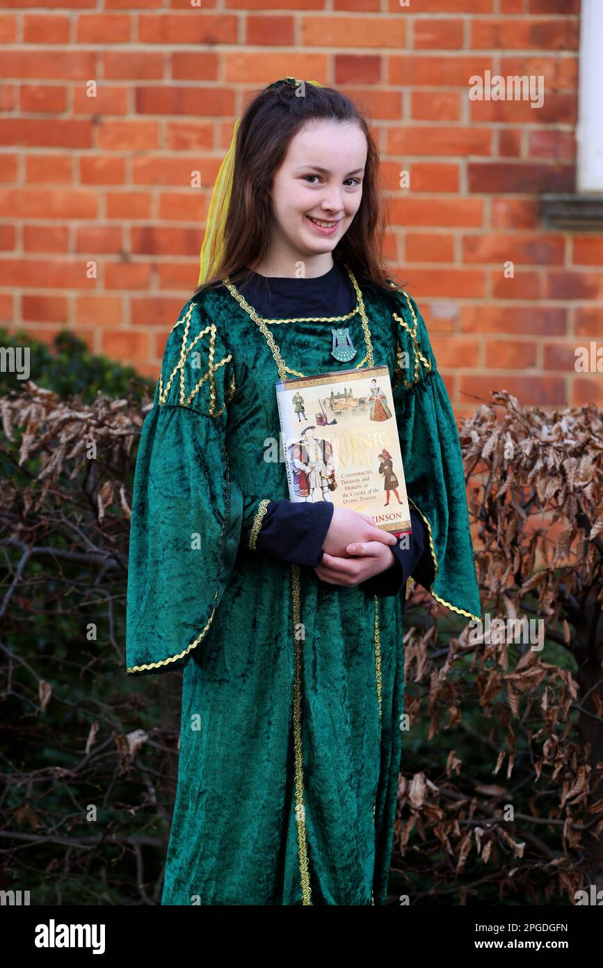 Una giovane ragazza nella foto vestita come Anne Boleyn per la Giornata Mondiale del Libro a Sussex, Regno Unito. Foto Stock