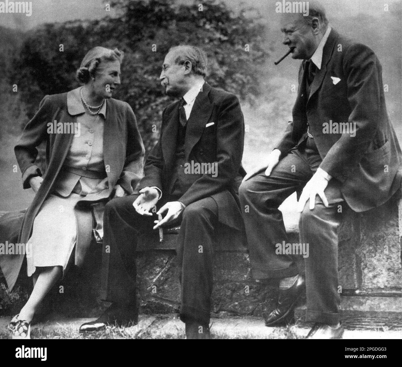 Winston Churchill con sua moglie, Clementina e ambasciatore francese, Leon Blum, a Chartwell. 1939 Foto Stock