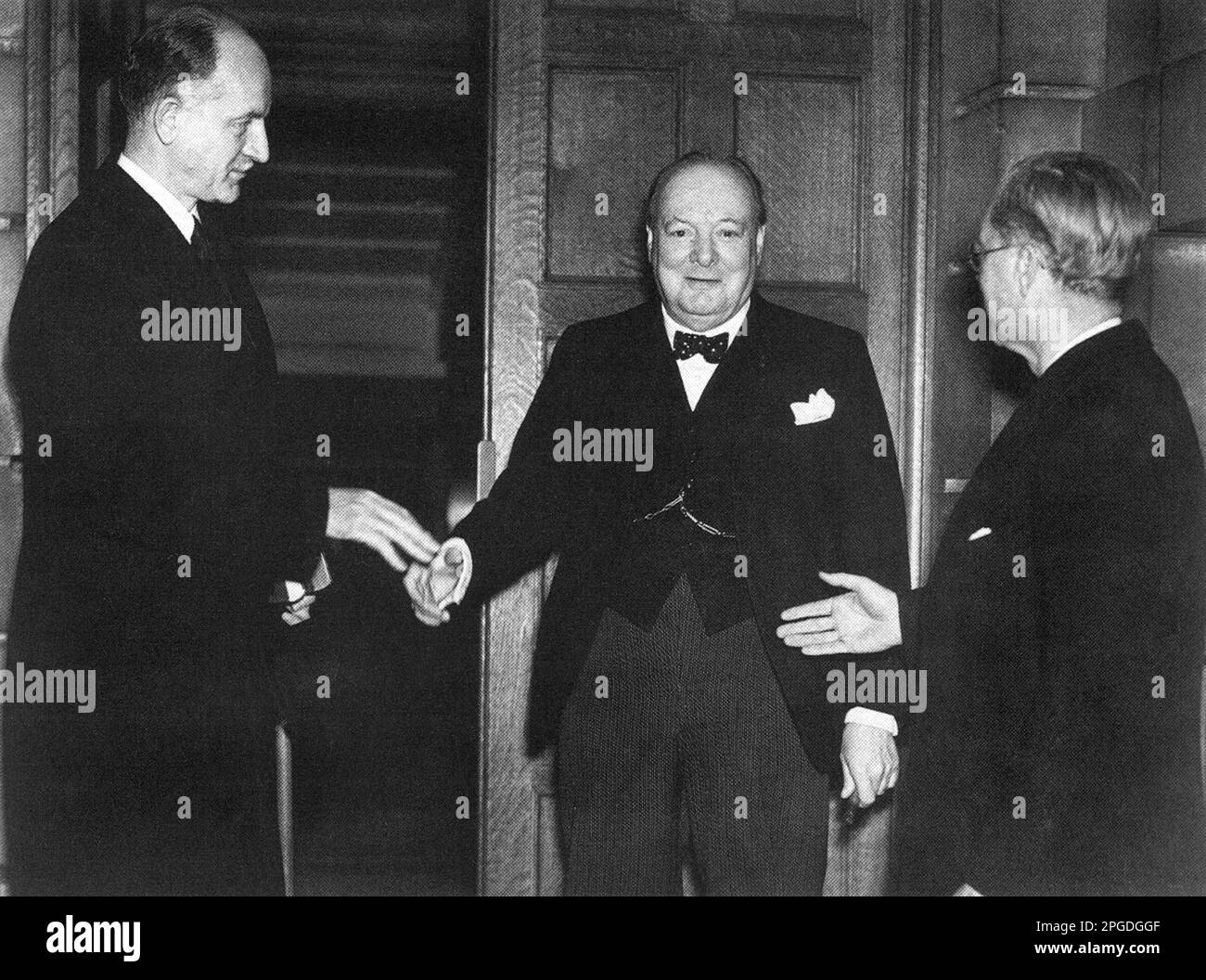 Winston Churchill con gli Stati Uniti Inviato Speciale, Sumner Welles e U.S. Ambasciatore Joseph Kennedy. Londra 1940 Foto Stock