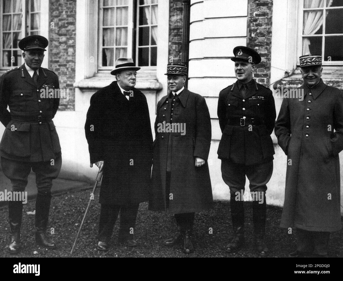 Winston Churchill incontra i generali alleati in Francia. L-R: William Ironside, Churchill, Maurice Gamelin, John Gort e Alphonse Georges.1940. Foto Stock
