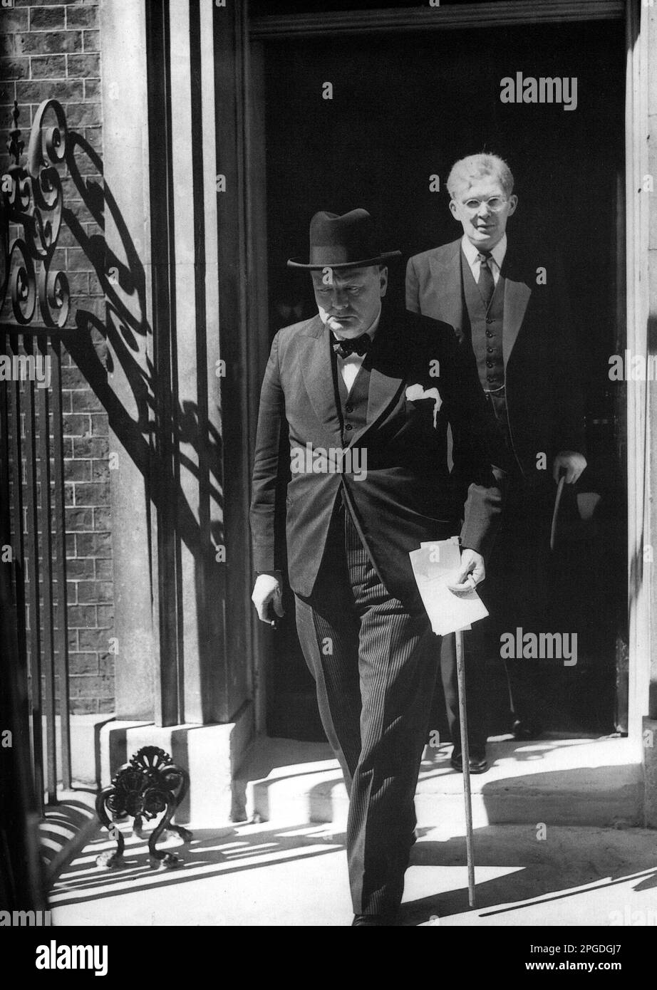 Winston Churchill lascia Downing Street con il suo amico, Brendan Bracken, per la Camera dei comuni. Giugno 18th 1940 Foto Stock