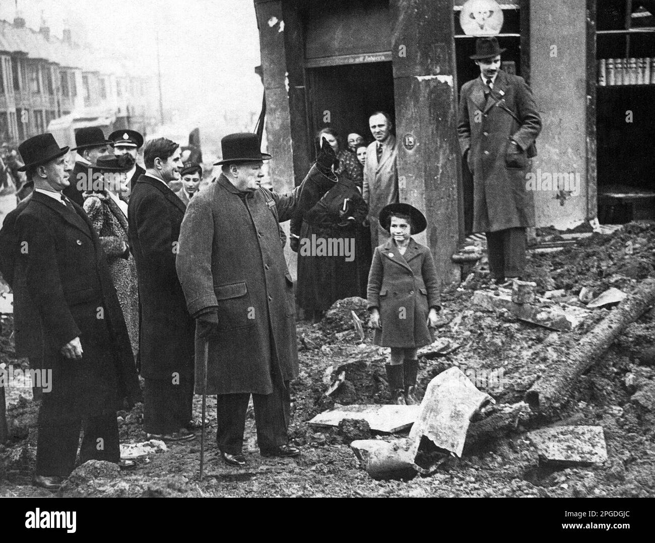 Winston Churchill ispeziona il danno della bomba a Bristol. Giugno 1940 Foto Stock