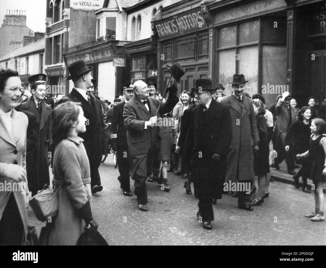 Durante il blitz Winston Churchill visita zone di Londra danneggiate dalla bomba. 1940 Foto Stock