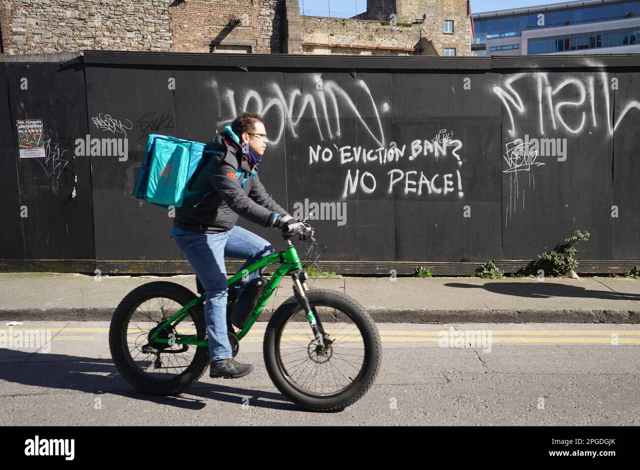 Graffiti di sfratto a Dublino, i backbenchers sono stati invitati a votare per invertire la decisione del governo di revocare il divieto di sfratto prima di una mozione di Dail. Data immagine: Mercoledì 22 marzo 2023. Foto Stock