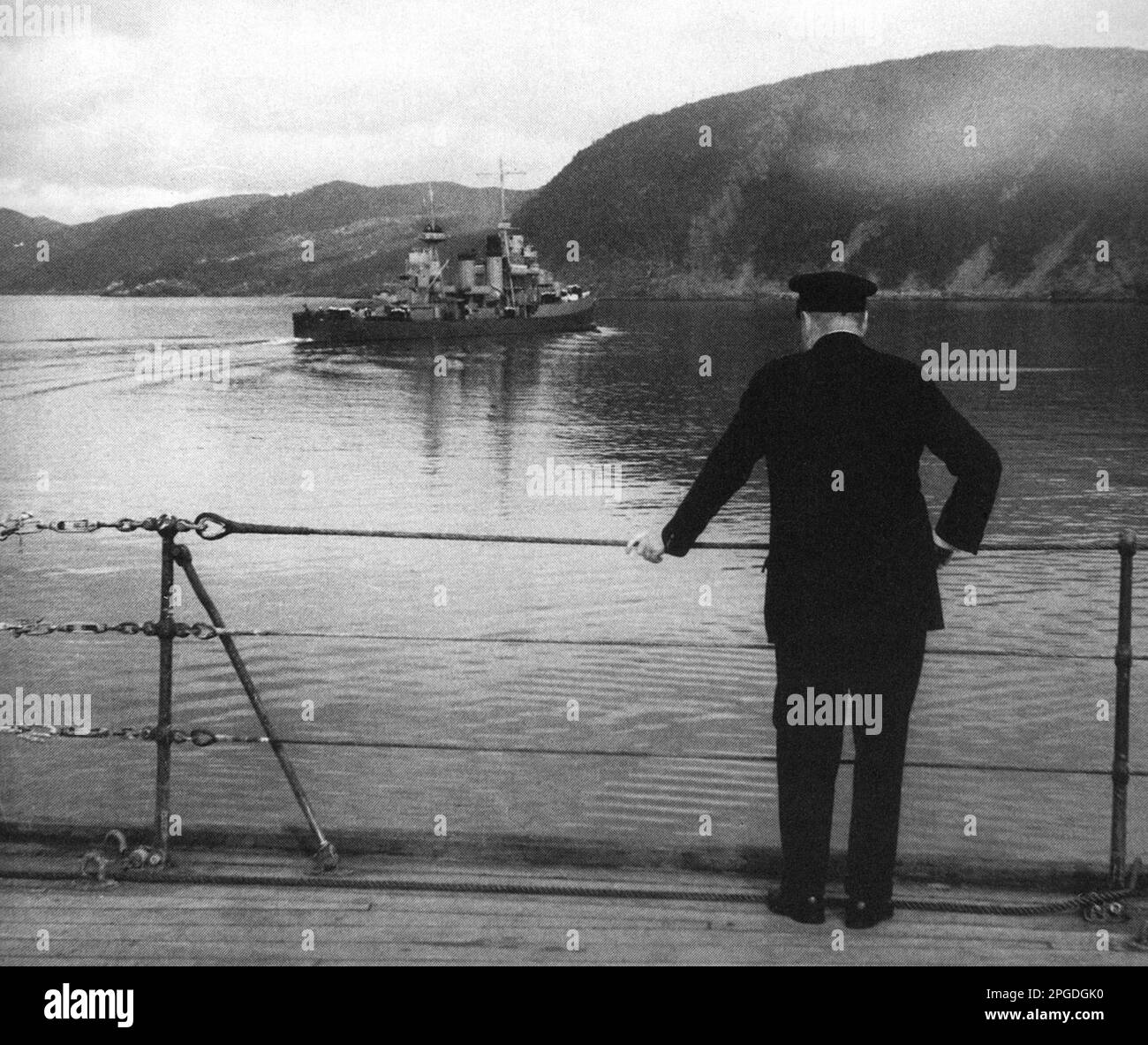 Churchill a bordo della HMS Prince of Wales, guarda la USS Augusta riportare il presidente Roosevelt negli Stati Uniti dopo la Conferenza Atlantica. Agosto 1941. Foto Stock