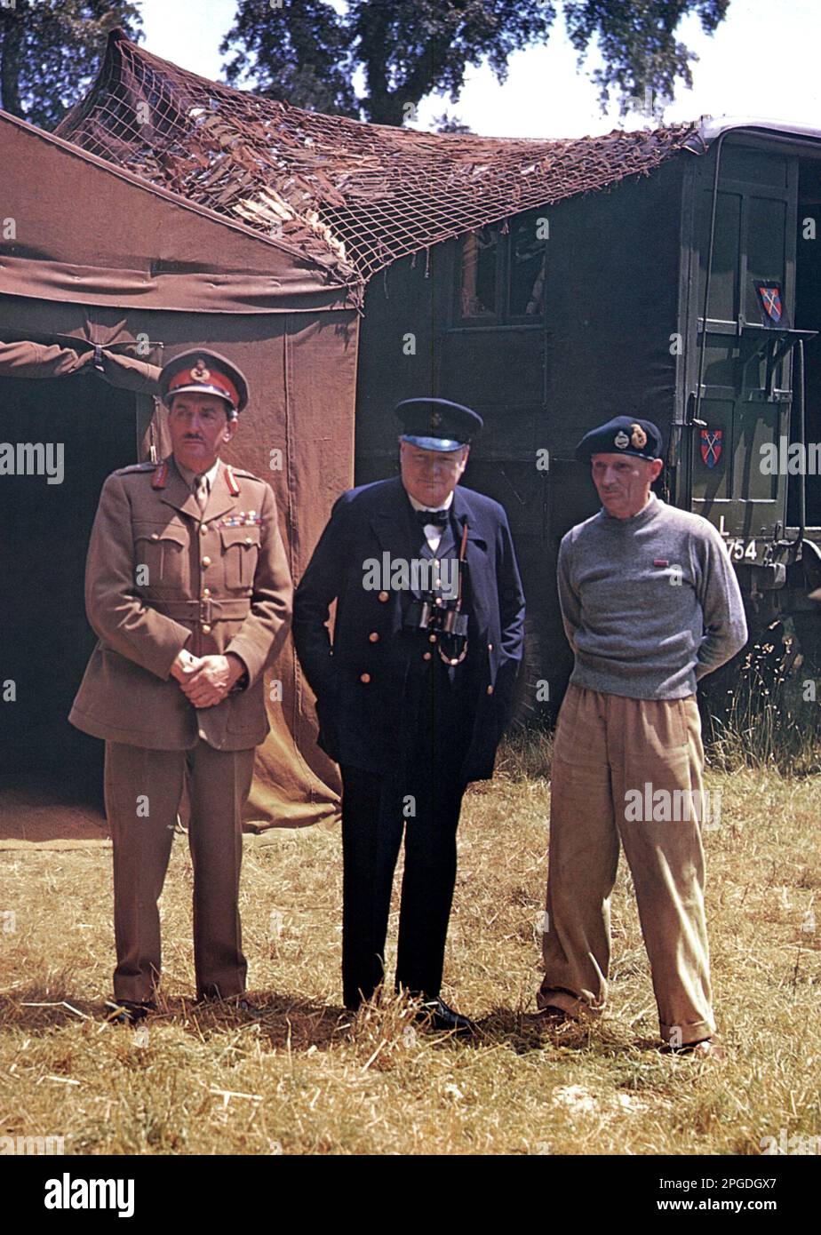 Winston Churchill con Field Marshall Sir Alan Brooke e il generale Sir Bernard Montgomery al quartier generale mobile di Montgomery in Normandia. Giugno 12th 1944 Foto Stock