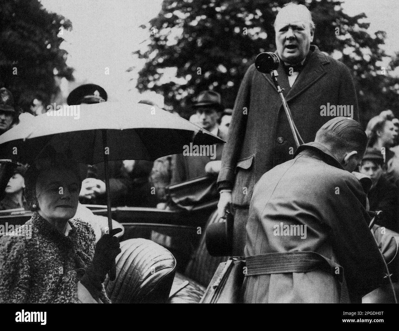 Winston Churchill con la moglie Clementine, che ha condotto una campagna elettorale nel suo collegio elettorale, Woodford, alle elezioni del 1945 Foto Stock
