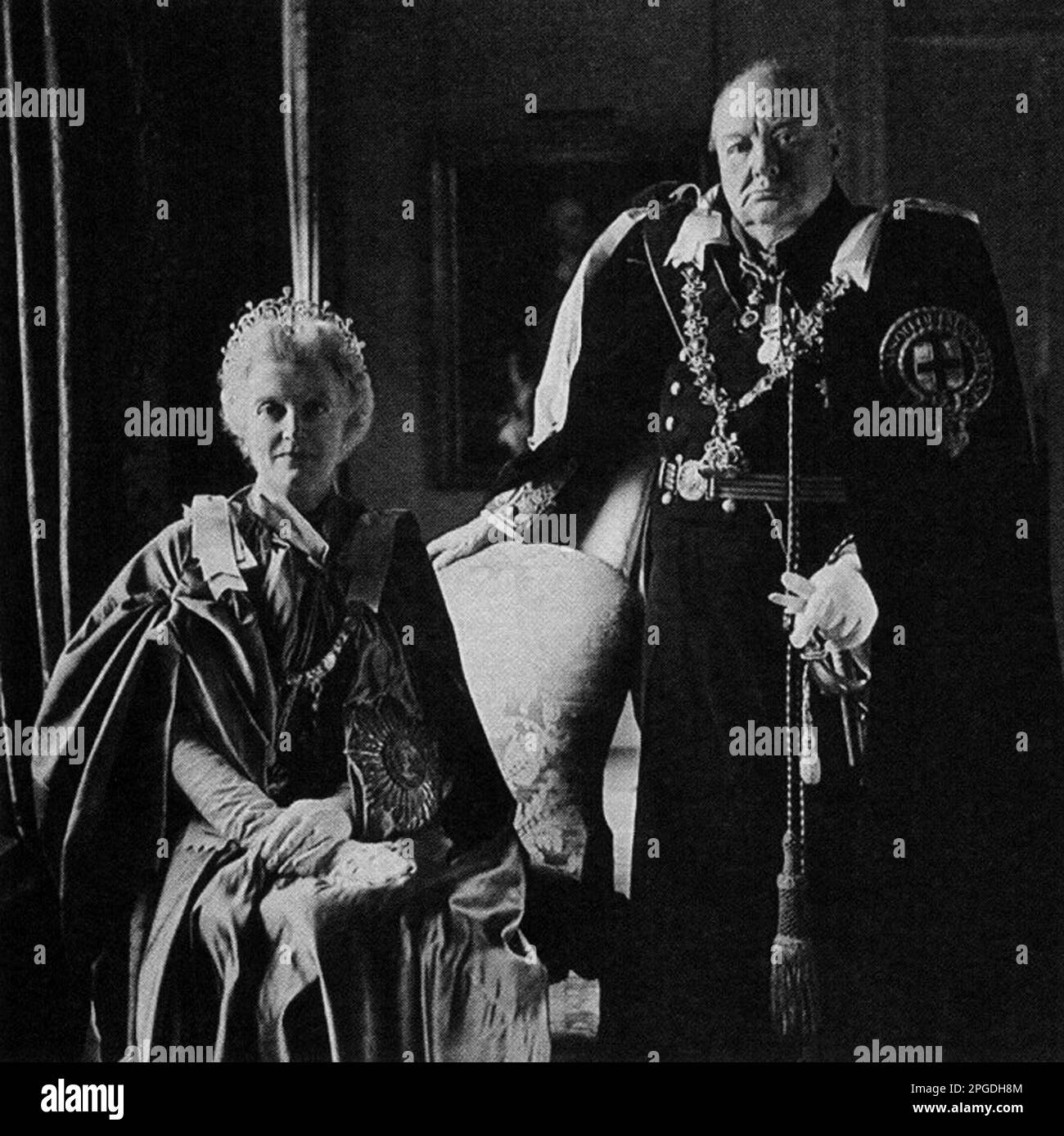 Sir Winston e Lady Churchill si vestirono per l'incoronazione della regina Elisabetta ll. Sta indossando il cavaliere completo delle vesti di Garter. Giugno 1953 Foto Stock