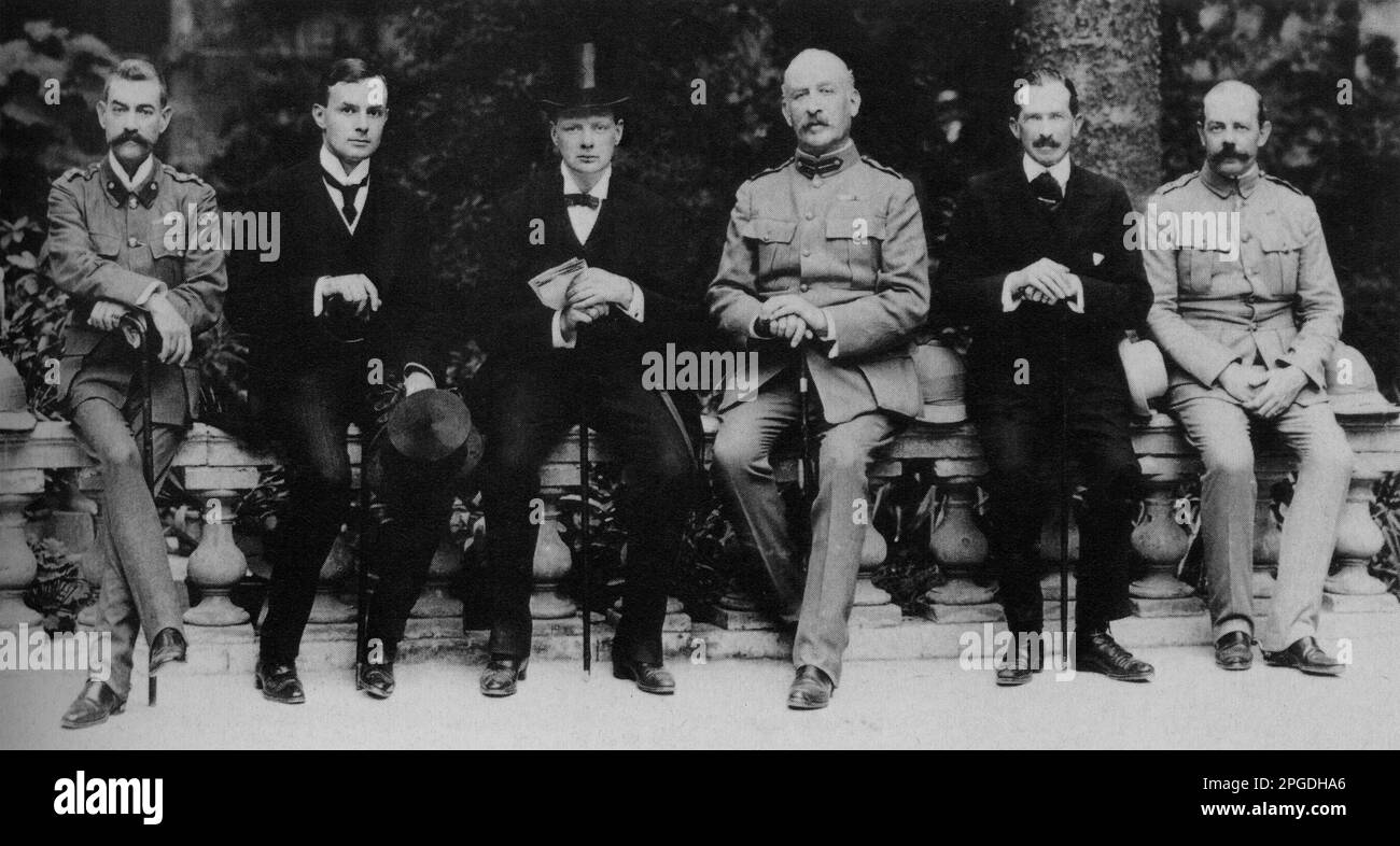 Winston Churchill come Segretario di Stato per le colonie in rotta per l'Africa orientale. A destra: Il suo segretario privato Eddie Marsh. Malta ottobre 1907 Foto Stock