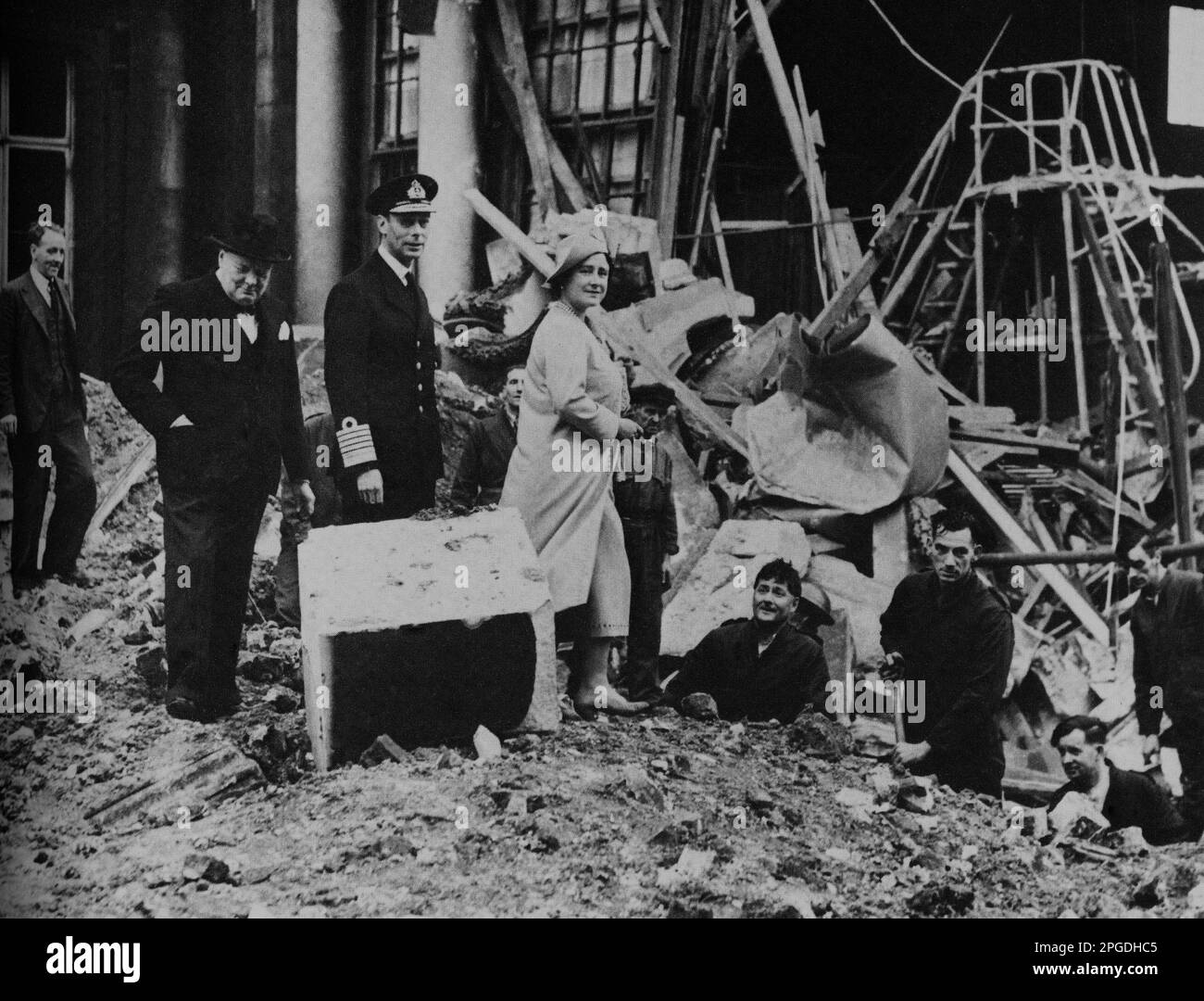 Winston Churchill accompagna il re e la regina nel rilevamento dei danni a Buckingham Palace dopo un bombardamento il 13th settembre 1940 Foto Stock