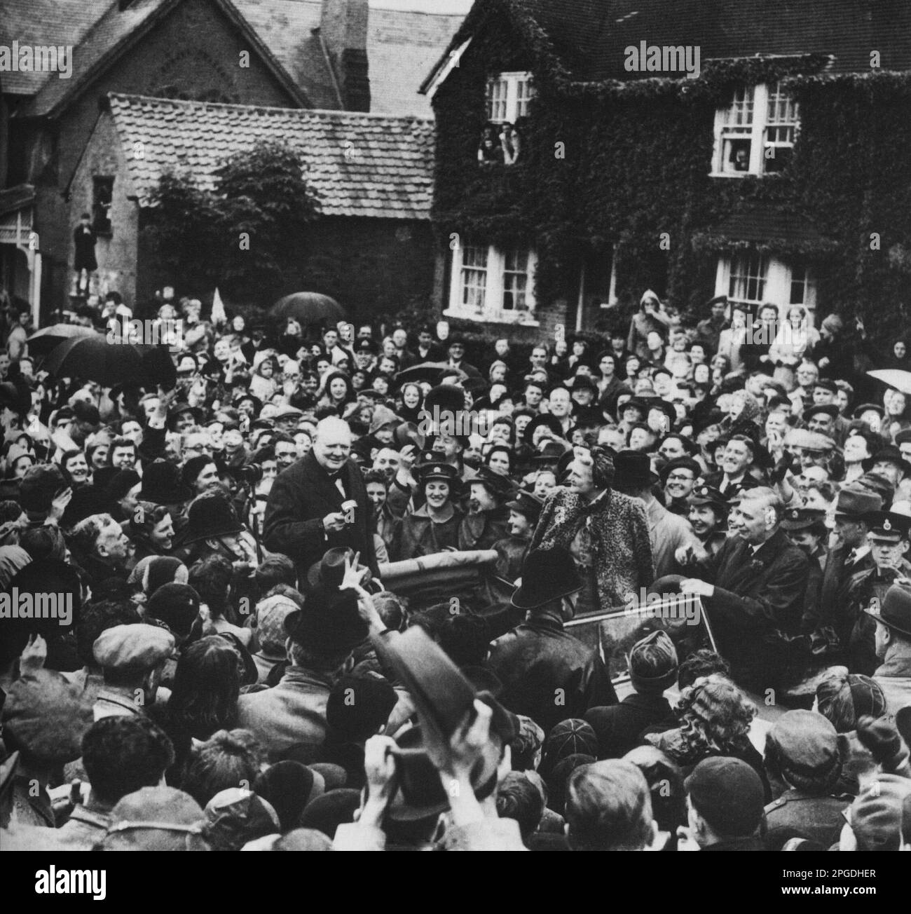 Winston Churchill si è canvassato nella sua circoscrizione di Woodford, Essex. Giugno 1945 Foto Stock