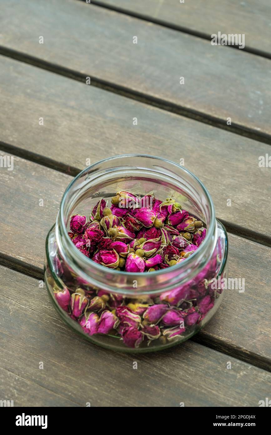 L'infusione di petali di rosa è riconosciuta per le sue proprietà antiossidanti. Inoltre, è perfetto per problemi respiratori e alla gola Foto Stock