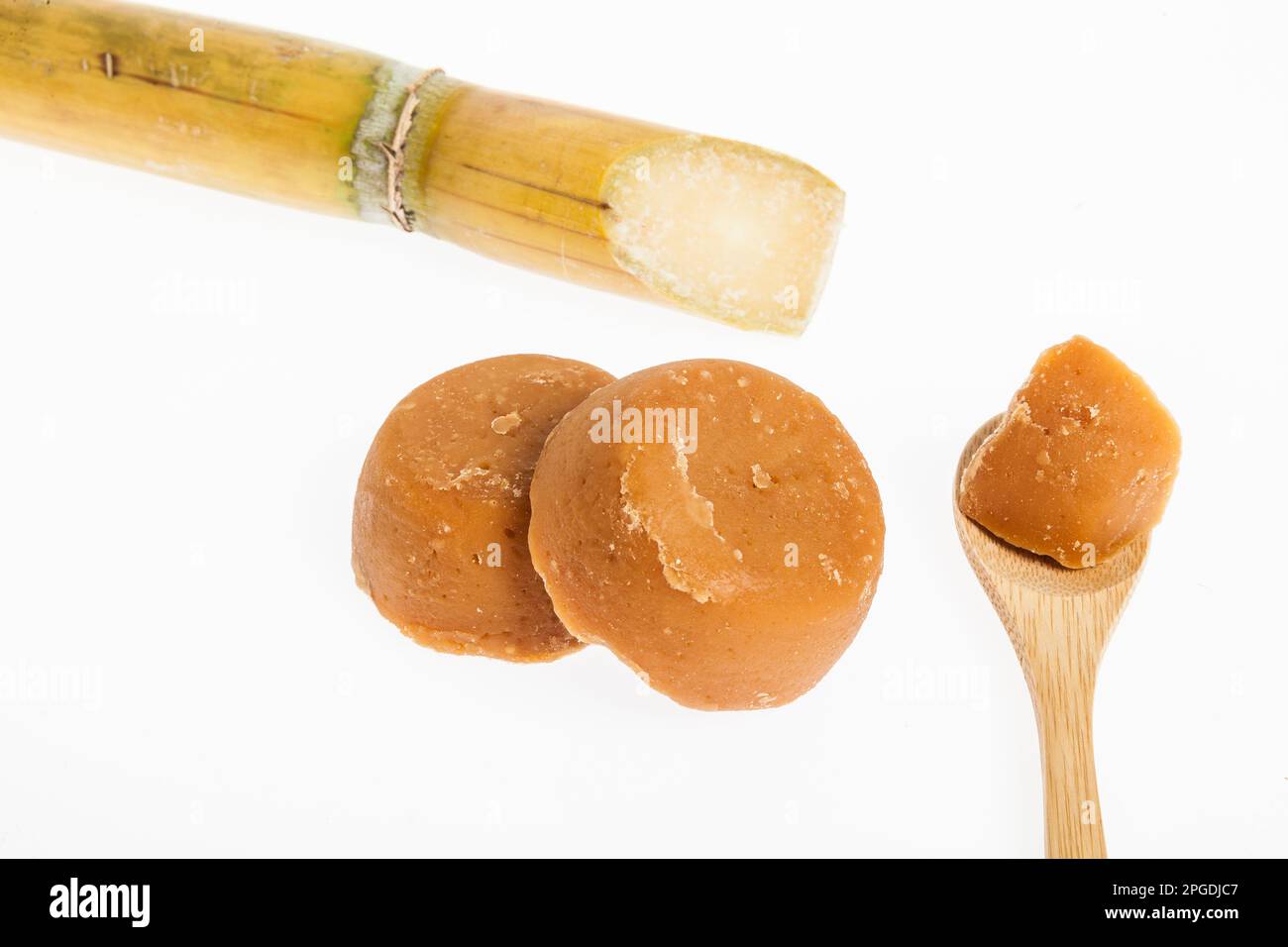 Panela o chancaca da canna da zucchero; Foto su sfondo bianco. Foto Stock