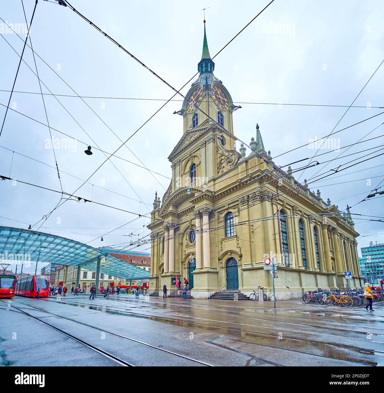 BERNA, SVIZZERA - 31 MARZO 2022: Scena urbana a Bubenbergplatz con la stazione del tram sotto la moderna tettoia di vetro e la storica Heiliggeistkirche, il prossimo marzo Foto Stock