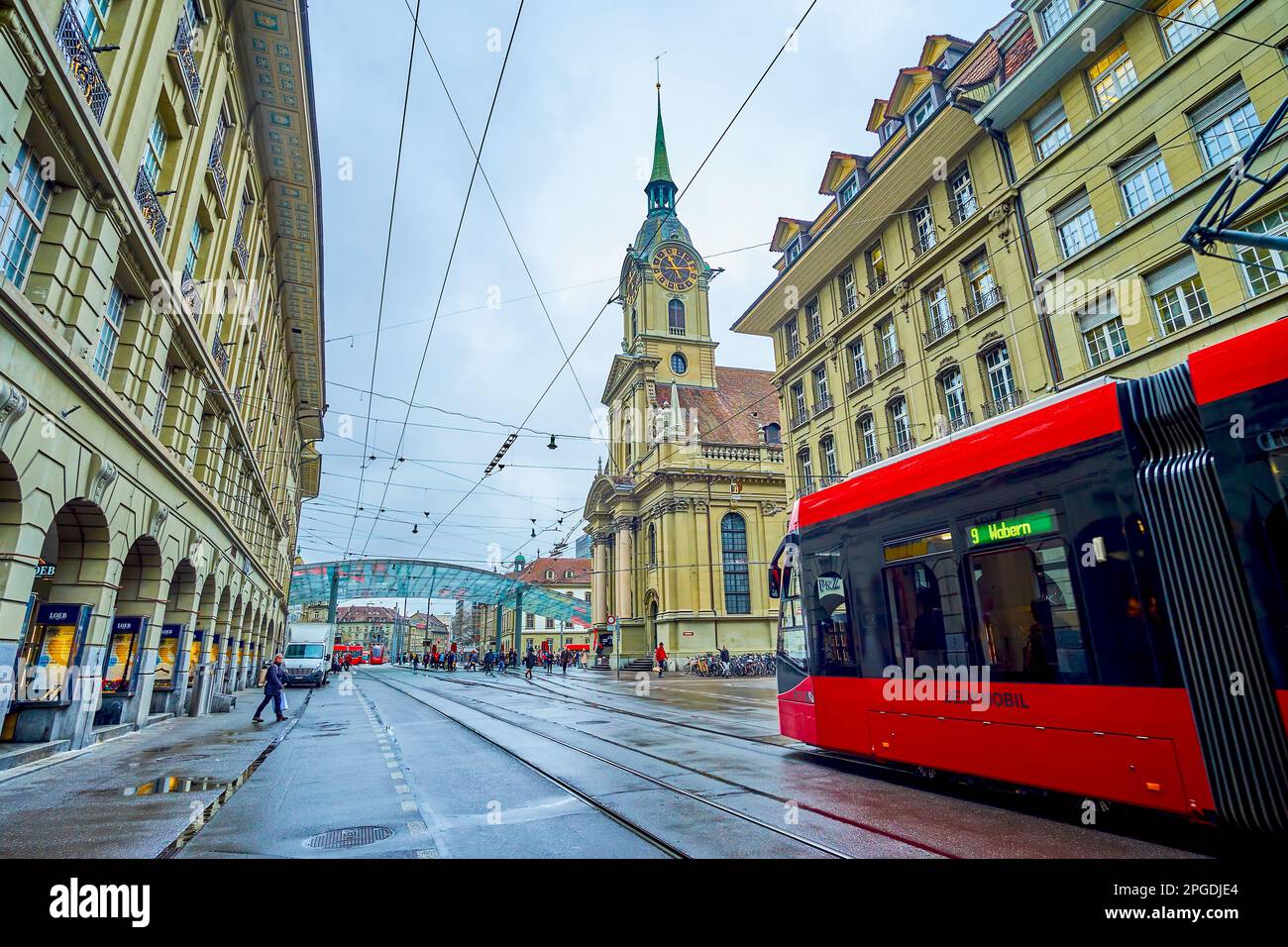 BERNA, SVIZZERA - 31 MARZO 2022: Un tram moderno passa lungo via Spitalgasse fino a Bubenbergplatz, nel quartiere Altstadt, il 31 marzo a Berna, Svizzeraan Foto Stock