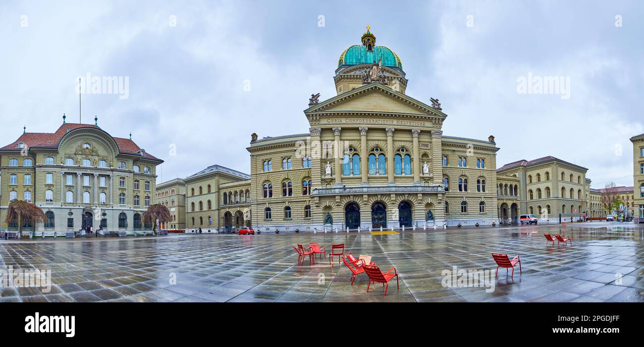 Complesso di edifici governativi in piazza Bundesplatz, con il Palazzo federale al centro di Berna, in Svizzera Foto Stock