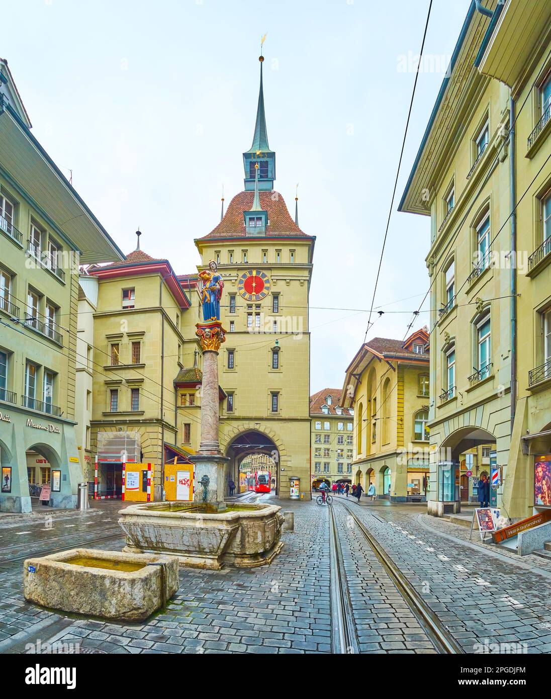 BERNA, SVIZZERA - 31 MARZO 2022: Via medievale Marktgasse con l'eccezionale fontana nna-Seiler-Brunnen con scultura colorata, il 31 marzo in Be Foto Stock