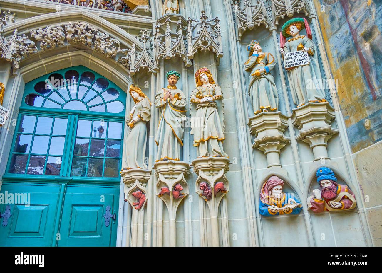 Il gruppo di figure, chiamato le Vergini Magiche sul Portale del Giudizio universale della Cattedrale di Berna, Svizzera Foto Stock