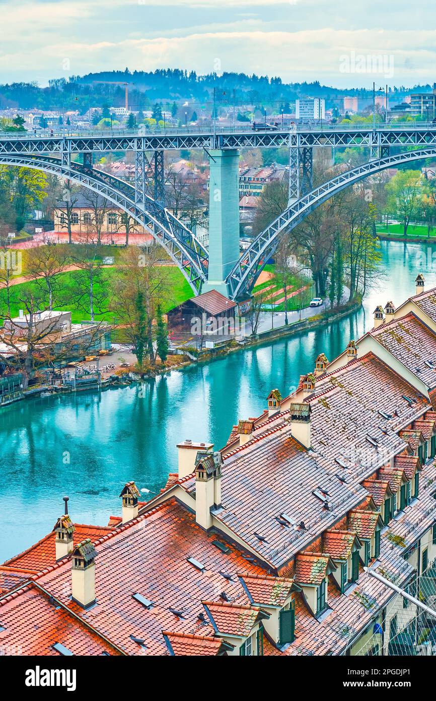 Tetti rossi di case cittadine nella vecchia Berna e Kirchenfeldbrucke ponte sullo sfondo, Svizzera Foto Stock