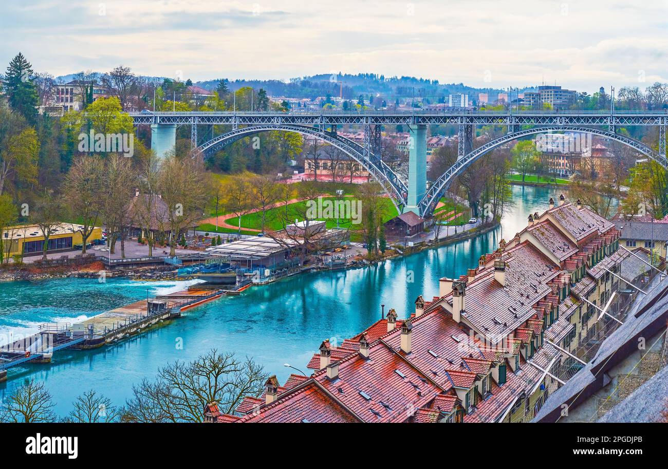 La linea di tipiche case bernesi con tetti rossi sulla riva del fiume Aare, in Svizzera Foto Stock