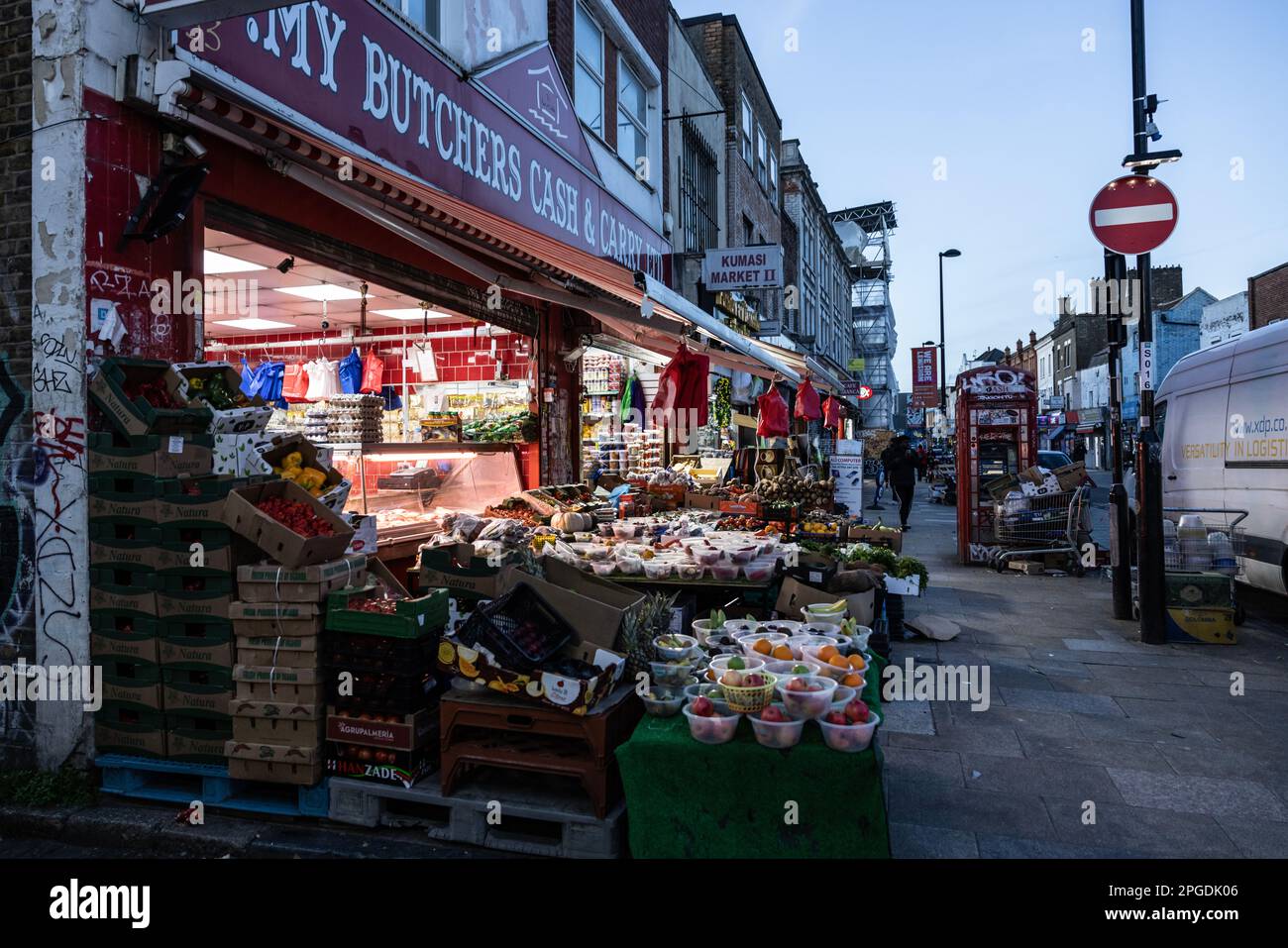 Macellaio, Fishmonger e negozio di alimentari su Deptford High Street, Londra sud-orientale, Inghilterra, Regno Unito Foto Stock