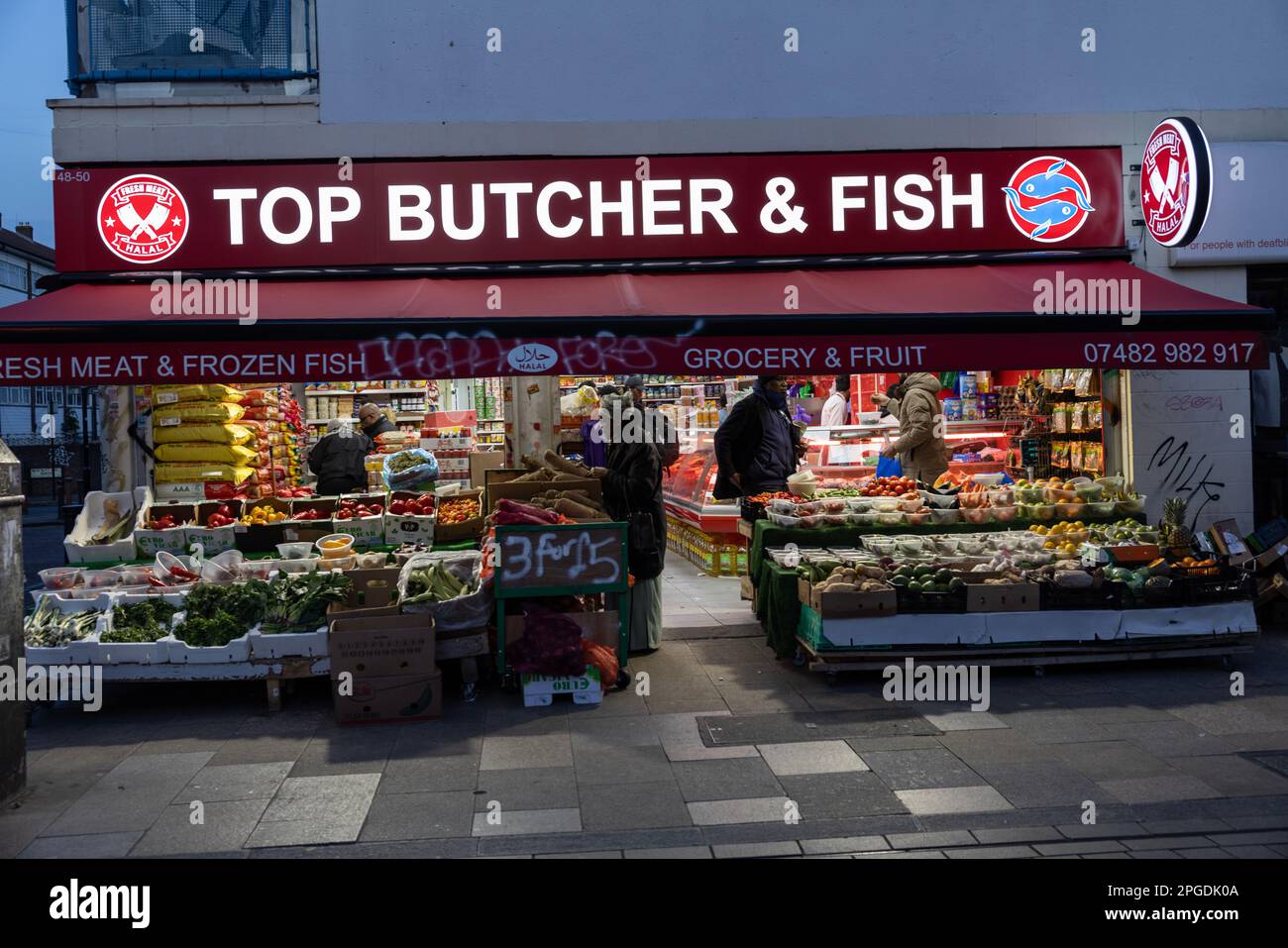 Macellaio, Fishmonger e negozio di alimentari su Deptford High Street, Londra sud-orientale, Inghilterra, Regno Unito Foto Stock