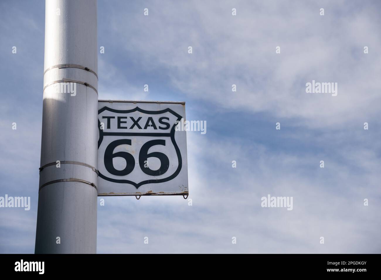 Amarillo, Texas, USA-3 dicembre 2022: Indicazioni per lo storico quartiere di 6th Street e la US Route 66. Foto Stock