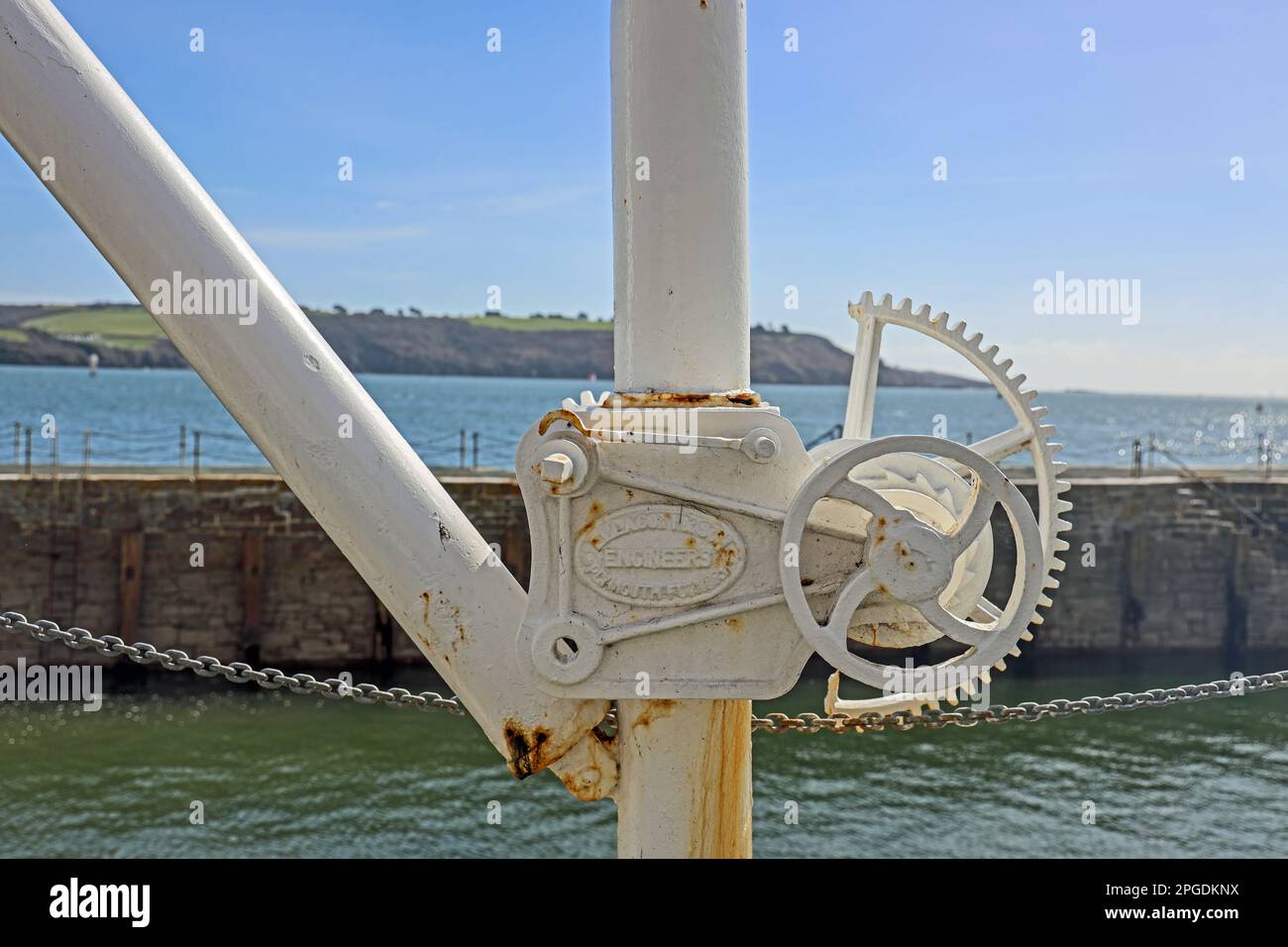 Winches accanto alla banchina a West Hoe Pier Plymouth. La fonderia di Ellacott e Son fu fondata nel 1845 e in attività con questo nome fino al 1921. Foto Stock