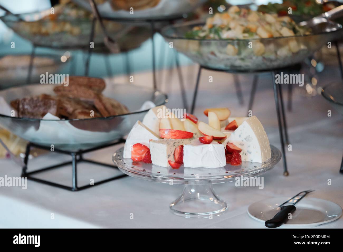 ristorazione a buffet al coperto nel lussuoso ristorante con formaggi e frutta e verdura colorate Foto Stock