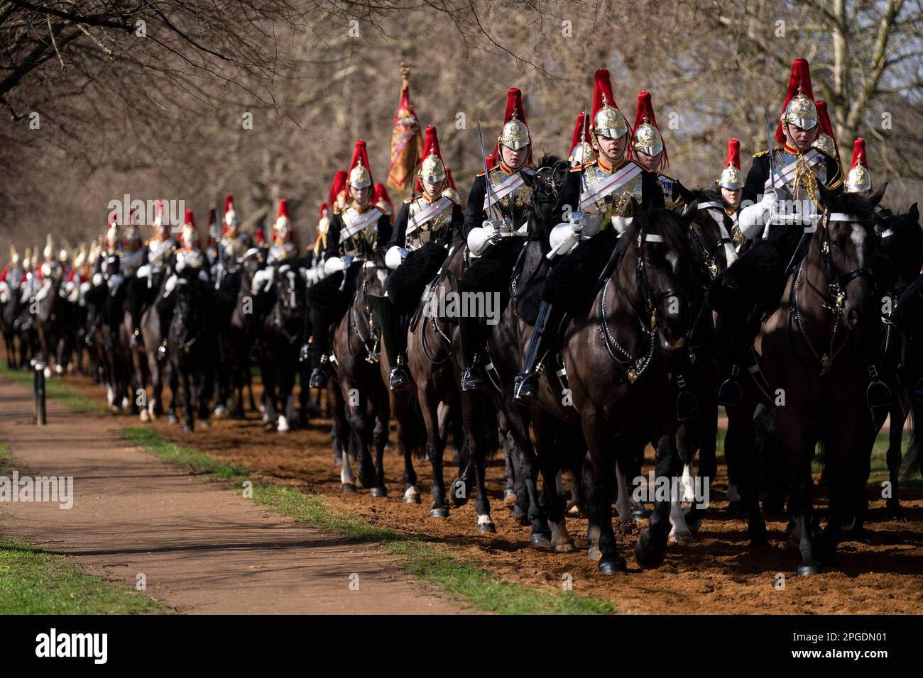 I membri della Household Cavalry partono dopo l'ispezione annuale del Major General del Household Cavalry Mounted Regiment, a Hyde Park, Londra. Data immagine: Mercoledì 22 marzo 2023. Foto Stock