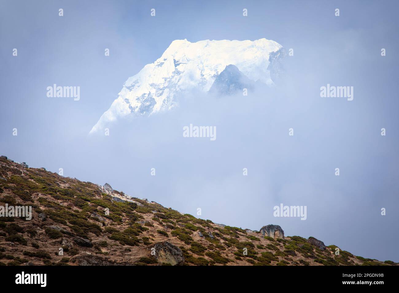 La bella Cholatse nell'Himalaya del Nepal sorge sopra le nuvole della valle nel Parco Nazionale di Sagarmatha. Foto Stock