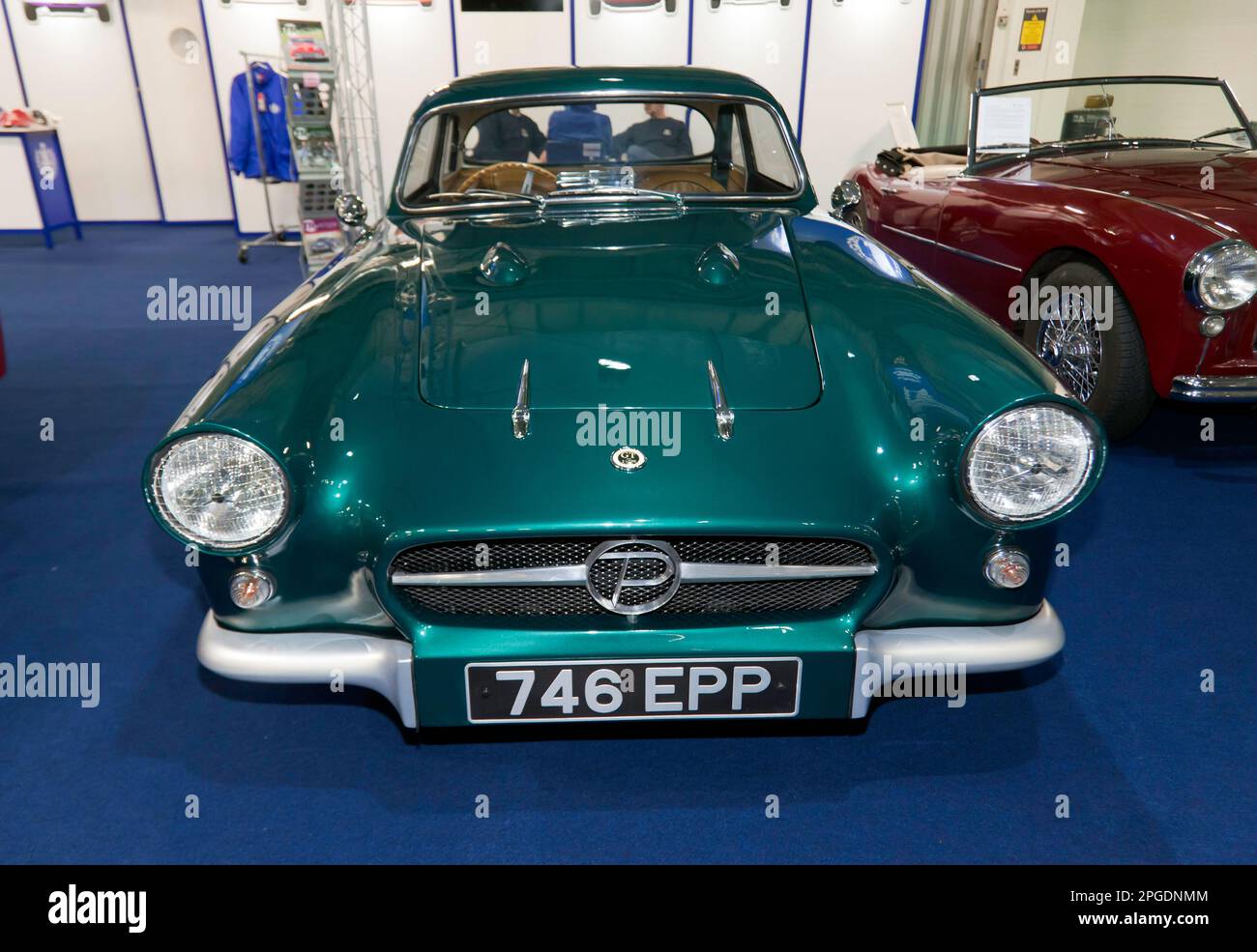 Vista frontale di una 1958, Green, Peerless GT, in mostra al London Classic Car Show 2023, Foto Stock