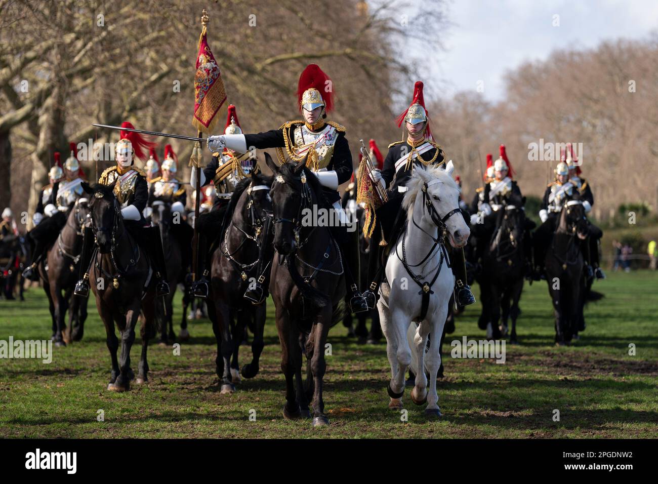 I membri della Household Cavalry in parata durante l'ispezione annuale del Major General del Household Cavalry Mounted Regiment, a Hyde Park, Londra. Data immagine: Mercoledì 22 marzo 2023. Foto Stock