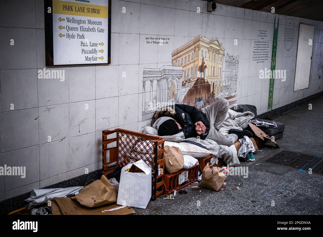 Senzatetto maschio che dorme nel sottopassaggio di Park Lane, Central London, England, UK Foto Stock