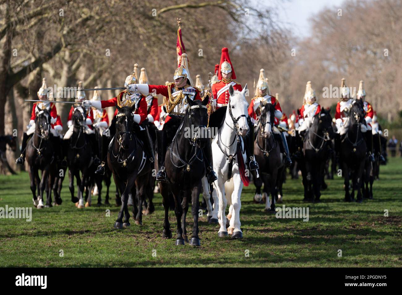 I membri della Household Cavalry in parata durante l'ispezione annuale del Major General del Household Cavalry Mounted Regiment, a Hyde Park, Londra. Data immagine: Mercoledì 22 marzo 2023. Foto Stock