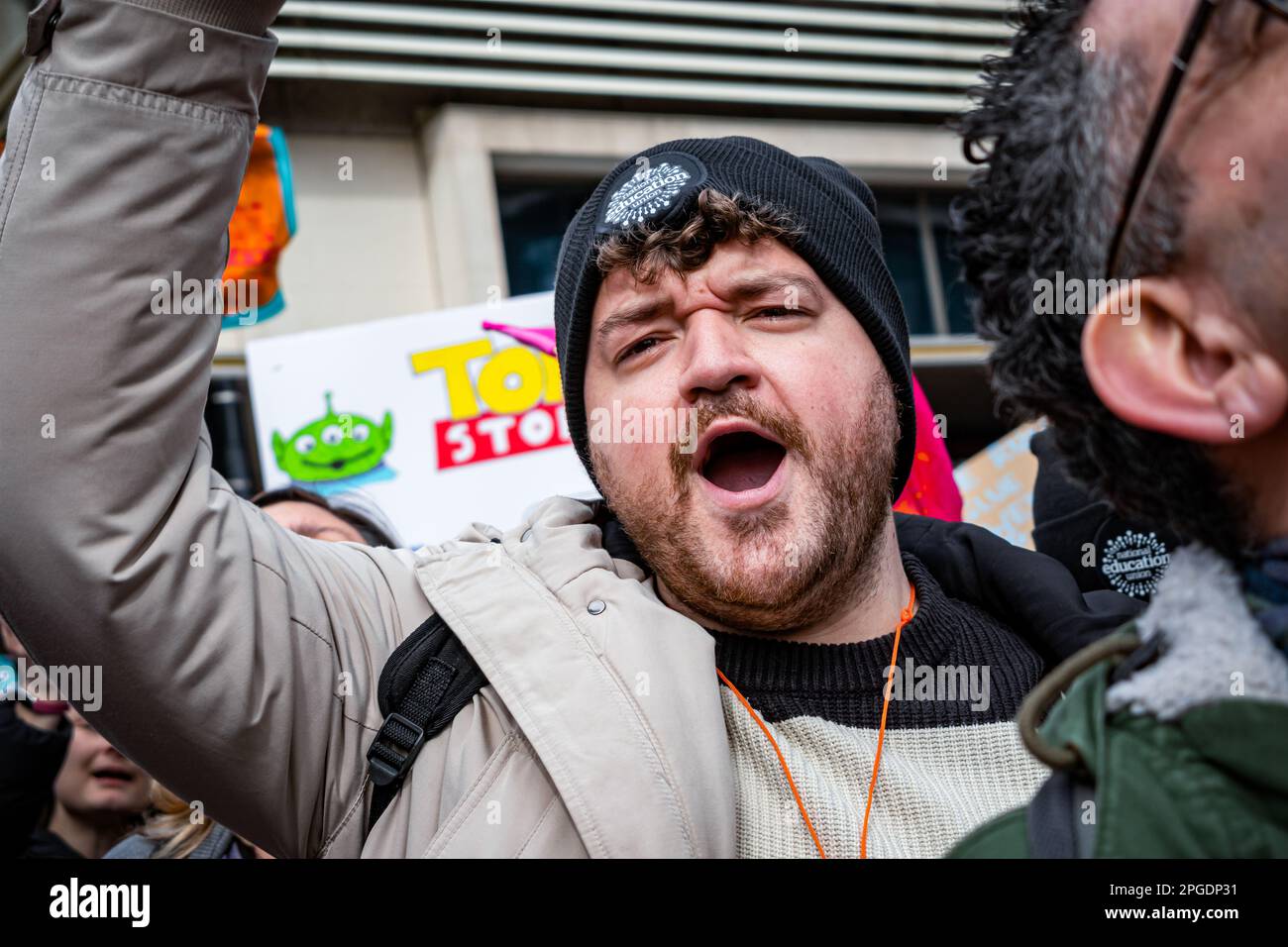 Londra, Regno Unito. 15th marzo, 2023. Insegnanti e bambini si allineano all'inizio della più grande protesta da quando sono iniziati gli scioperi. La protesta del Budget Day nel centro di Londra. Migliaia di persone hanno marciato per le strade verso Trafalgar Square, tra cui insegnanti, medici in formazione e funzionari pubblici, tutti in battuta per una retribuzione migliore e migliori condizioni di lavoro. In totale circa mezzo milione di lavoratori del settore pubblico in tutto il paese hanno superato la retribuzione. Foto Stock