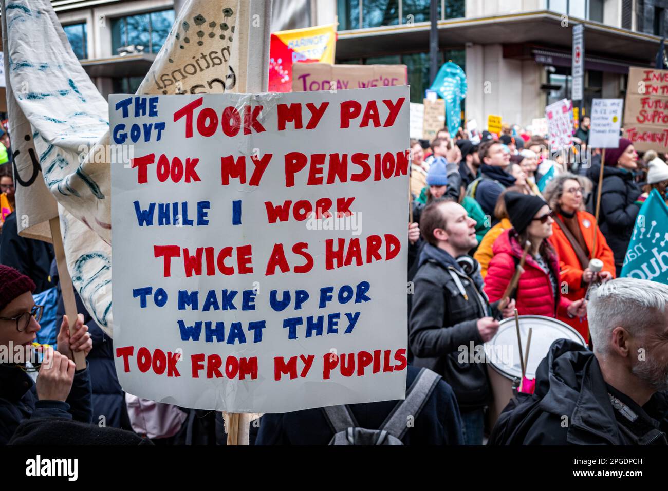 Londra, Regno Unito. 15th marzo, 2023. Insegnanti all'inizio della più grande protesta da quando gli scioperi sono iniziati. La protesta del Budget Day nel centro di Londra. Migliaia di persone hanno marciato per le strade verso Trafalgar Square, tra cui insegnanti, medici in formazione e funzionari pubblici, tutti in battuta per una retribuzione migliore e migliori condizioni di lavoro. In totale circa mezzo milione di lavoratori del settore pubblico in tutto il paese hanno superato la retribuzione. Foto Stock