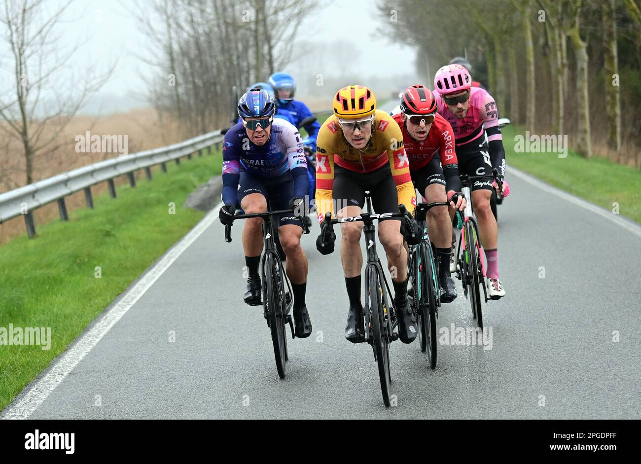 De Panne, Belgio. 22nd Mar, 2023. Louis Benixden (Den - uno-X), il francese Mathis le Berre di Arkea-Samsic, il tedesco Jonas Rutsch di EF Education-EasyPost, il belga Fretin di Milano del Team Fiandre Baloise e Jens Reynders (Israele-Premier Tech) raffigurati in azione durante la gara d'élite maschile della "Classic Brugge-De Panne", gara ciclistica di un giorno, 207,4km da Brugge a De Panne, mercoledì 22 marzo 2023. FOTO DI BELGA DIRK WAEM Credit: Agenzia Notizie di Belga/Alamy Live News Foto Stock