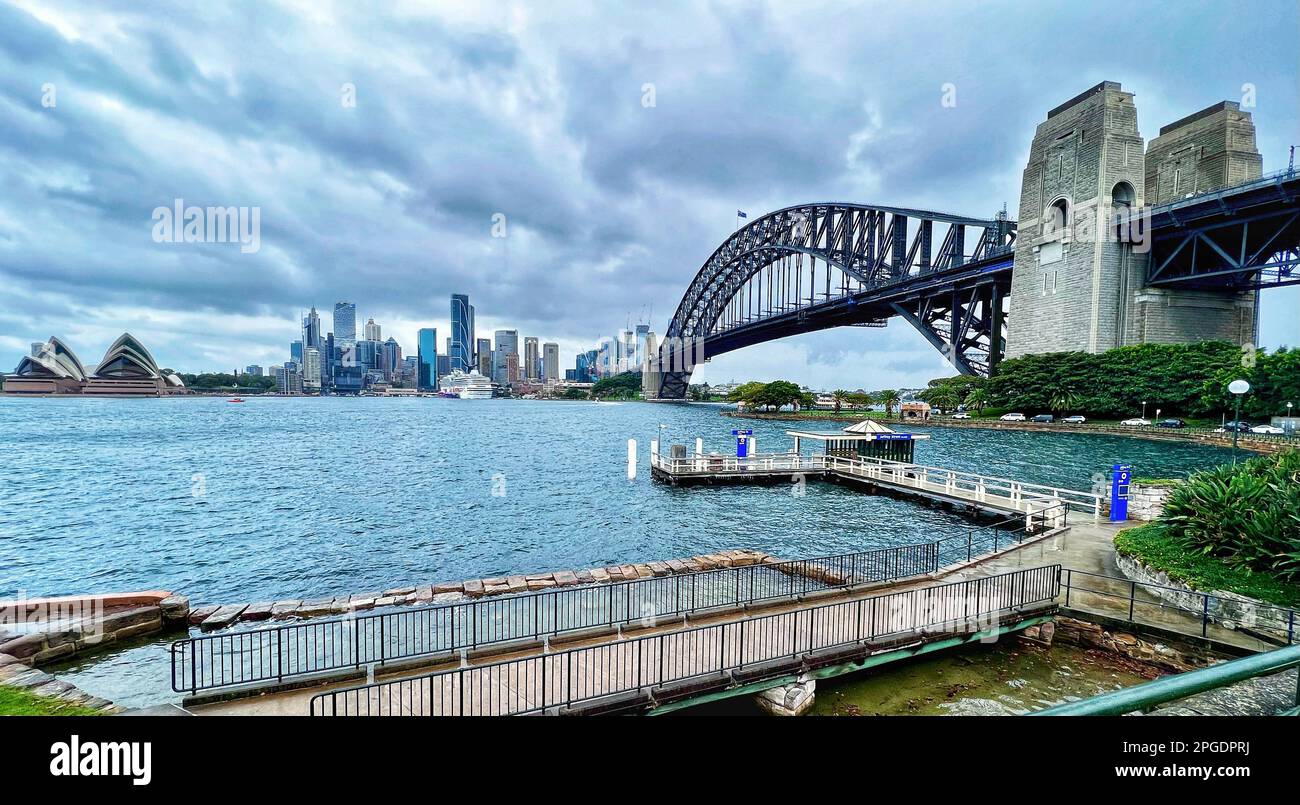 Vista dello skyline della città e del Sydney Harbour Bridge da Kirribilli, Sydney, nuovo Galles del Sud, Australia Foto Stock