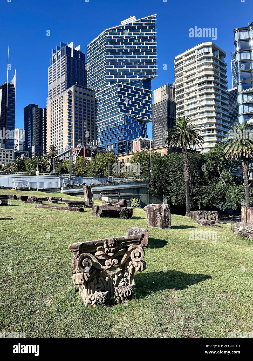 Blocchi di arenaria scolpiti lungo Tarpeian Way di fronte ai grattacieli, Sydney, New South Wales, Australia Foto Stock
