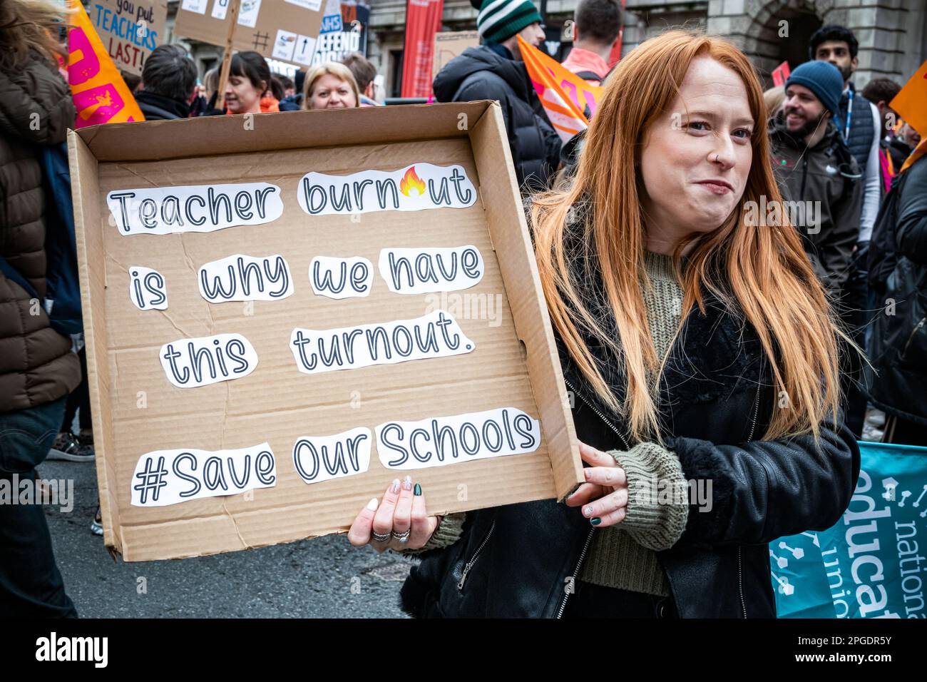 Londra, Regno Unito. 15th marzo, 2023. Manifestanti al più grande demo da quando gli scioperi sono iniziati. La protesta del Budget Day nel centro di Londra. Migliaia di persone hanno marciato per le strade verso Trafalgar Square, tra cui insegnanti, medici in formazione e funzionari pubblici, tutti in battuta per una retribuzione migliore e migliori condizioni di lavoro. In totale circa mezzo milione di lavoratori del settore pubblico in tutto il paese hanno superato la retribuzione. Foto Stock