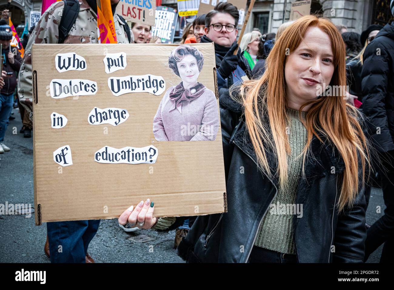 Londra, Regno Unito. 15th marzo, 2023. Manifestanti al più grande demo da quando gli scioperi sono iniziati. La protesta del Budget Day nel centro di Londra. Migliaia di persone hanno marciato per le strade verso Trafalgar Square, tra cui insegnanti, medici in formazione e funzionari pubblici, tutti in battuta per una retribuzione migliore e migliori condizioni di lavoro. In totale circa mezzo milione di lavoratori del settore pubblico in tutto il paese hanno superato la retribuzione. Foto Stock