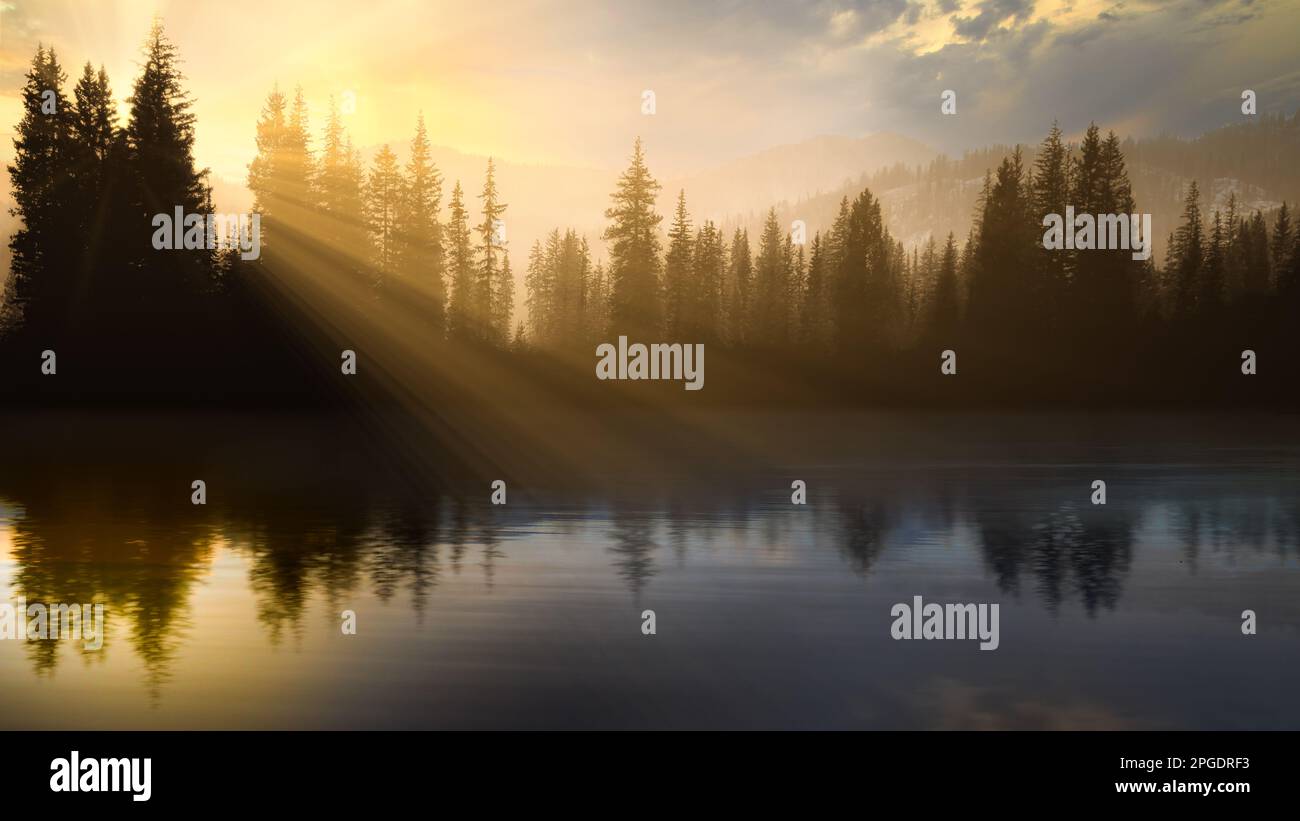 Raggi di sole e riflessi forestali in un lago a Sunrise, Utah, USA Foto Stock