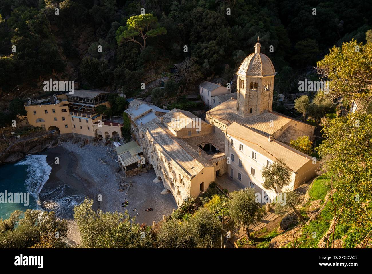 Veduta aerea dell'Abbazia di San Fruttuoso e della spiaggia, Camogli, Genova, Liguria, Italia Foto Stock